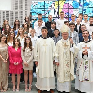 Nadbiskup Dražen Kutleša podijelio krizmu u župi Sesvetska Sopnica